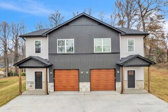 Building Photo - 610 N Shamrock Ave