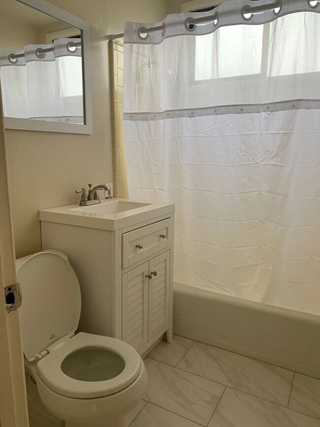 Building Photo - Beautiful and spacious 2 level Home In Dal...