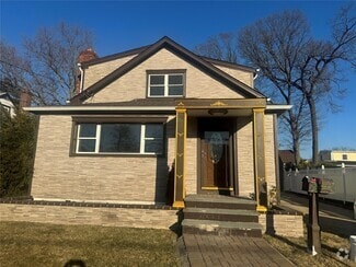 Building Photo - 715 Thrush Ave