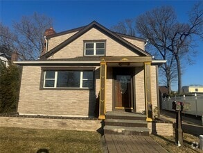Building Photo - 715 Thrush Ave