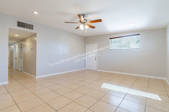 Foto del edificio - 5863 E Eastland St