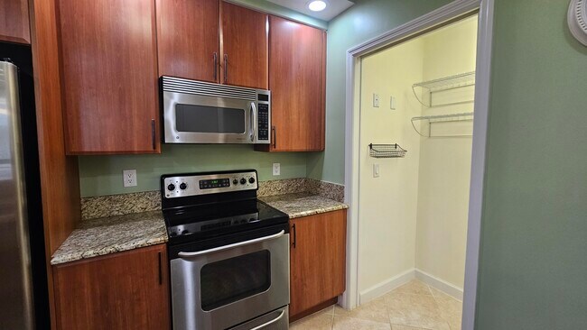 Building Photo - 801 S Olive Ave