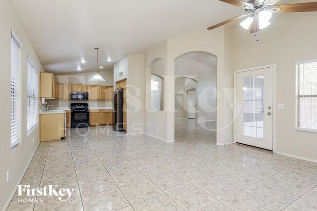 Foto del edificio - 2405 N 128th Dr