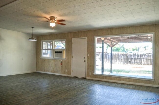 Building Photo - 340 Toomey St
