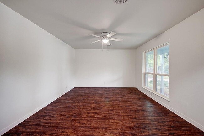 Foto del edificio - 6108 Cherrylawn Cir