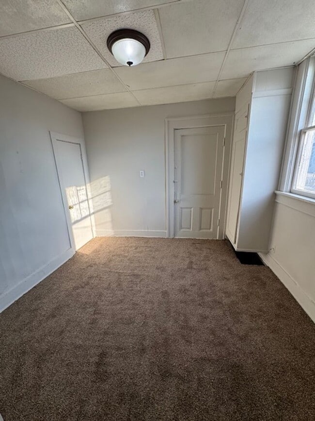 Building Photo - 627 Kenwood Ave