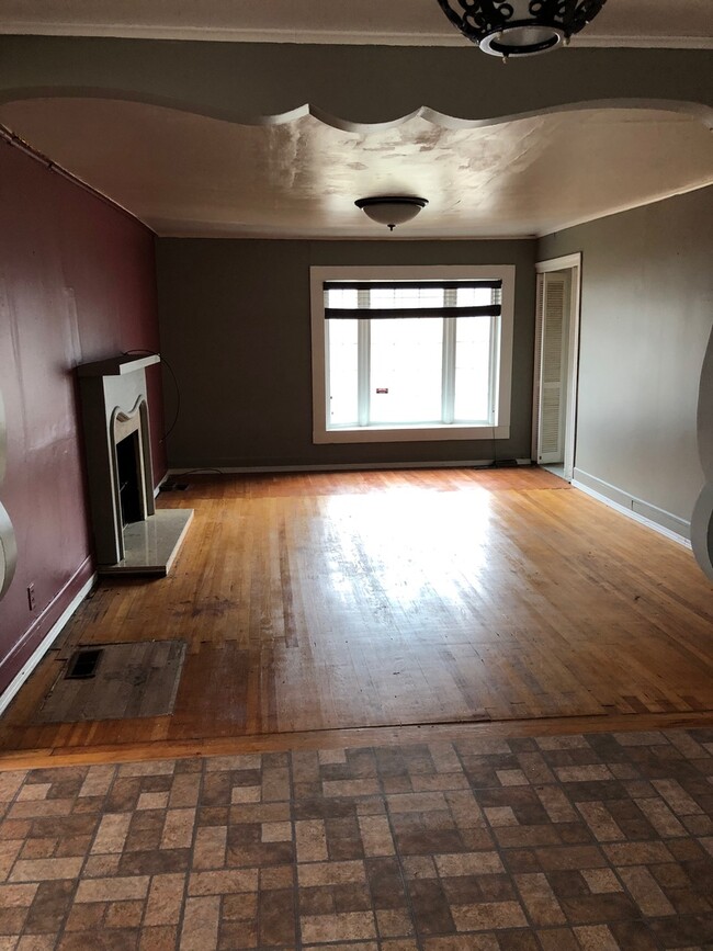 Building Photo - 3 bdrm plus bonus roo. Section 8 is ok