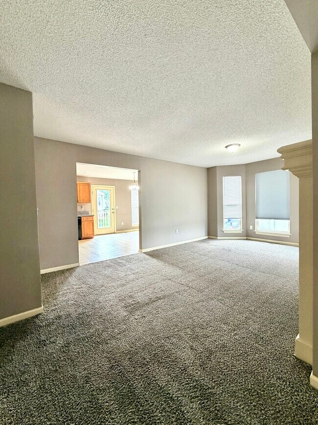 Foto del edificio - 224 N Hedge Ln