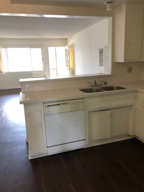 kitchen with new countertops - 312 E Live Oak St