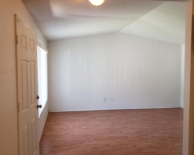 Foto del edificio - Cute 2BD Duplex,  - Has all Hardwood Lamin...