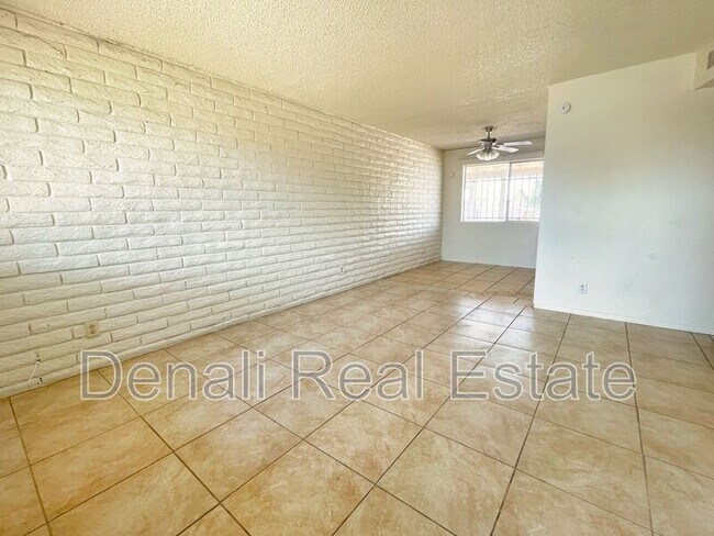 Foto del edificio - 8107 W Earll Dr