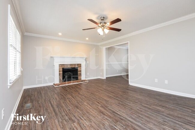 Building Photo - 2215 Williamsburg Dr