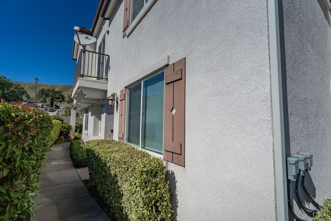 Building Photo - 2 Bedroom Condo for Rent in Canyon Country!