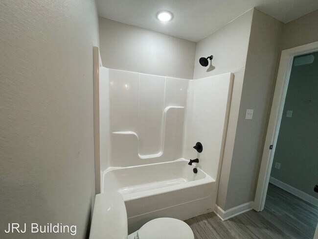 Building Photo - 3 br, 2 bath House - 33 Woodhaven Dr