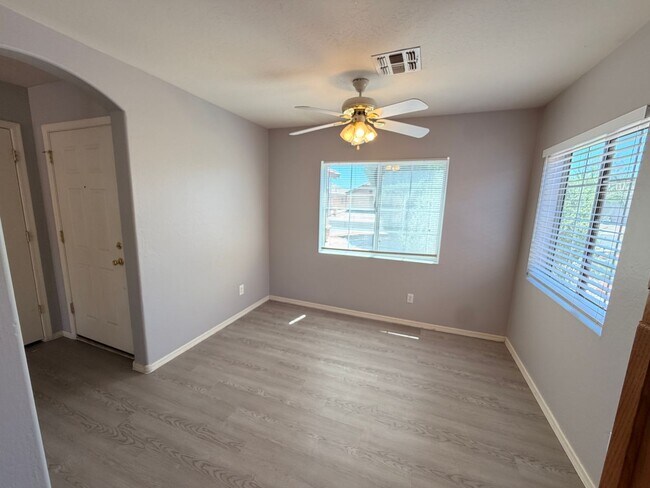 Foto del edificio - 12556 W Charter Oak Rd