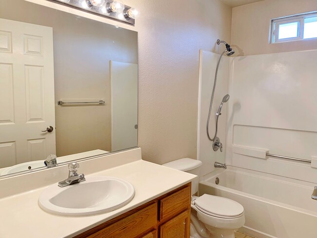 Building Photo - 520 Las Palmas Dr