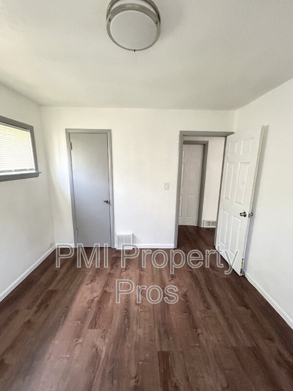 Building Photo - 5648 N 61st St