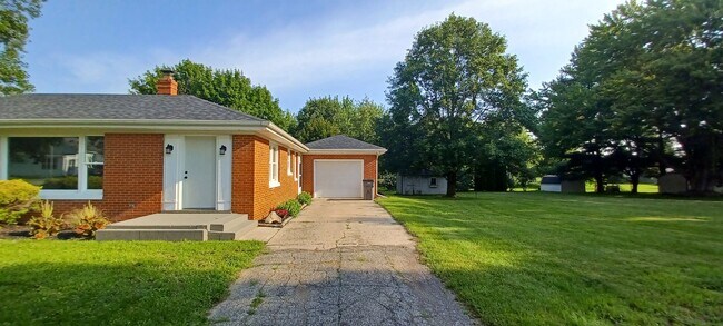 Building Photo - Lovely brick ranch in Millersburg!