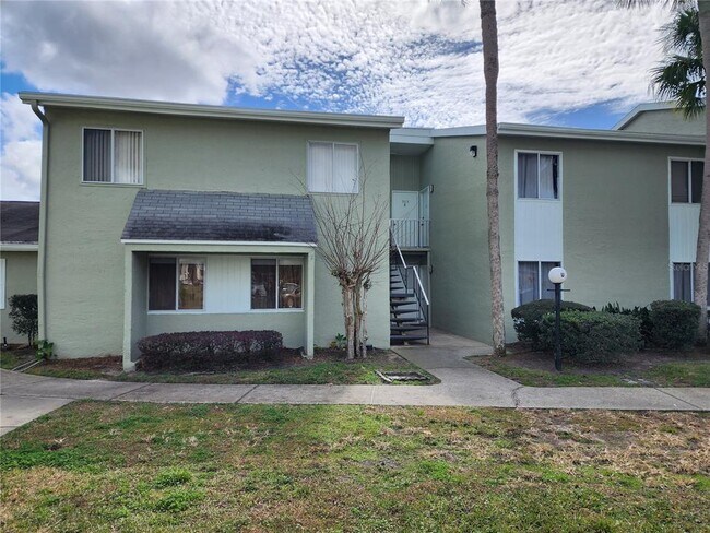 Building Photo - 565 Fairways Dr