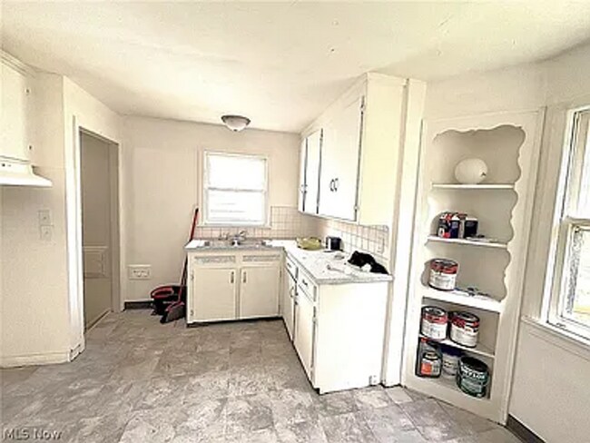 Building Photo - 3-Bedroom Colonial in Cleveland