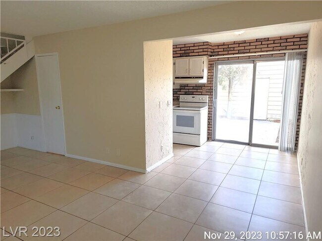Building Photo - CHARMING TOWNHOME WITH 2 CAR GARAGE!!