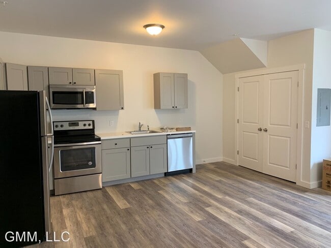 Building Photo - 50 Upper Main St