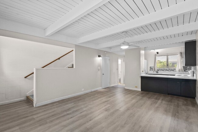 Foto del edificio - Renovated Tropic Gardens Town House for rent!