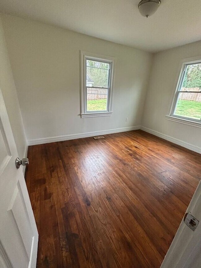 Foto del edificio - Quaint 2 Bedroom 1 Bath Home with LARGE fe...