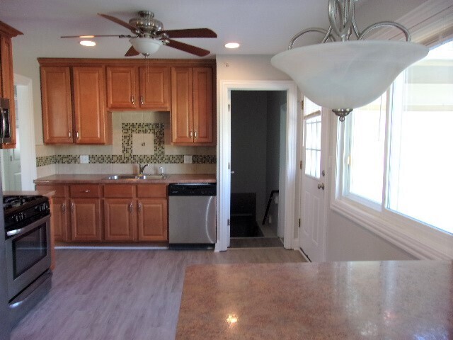 Building Photo - 324 N Park Dr