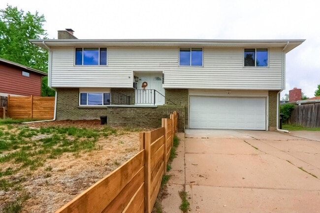Foto del edificio - 4 BED 3 BATH HOUSE NEAR CREAK PARK!!!