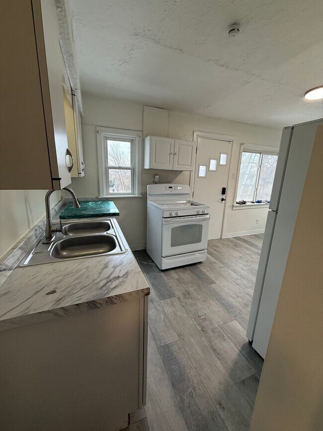 Foto del edificio - 2405 Jenny Lind St