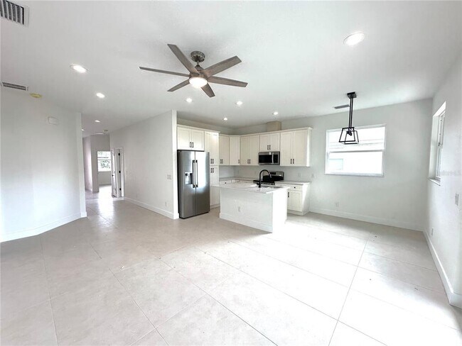 Building Photo - 26129 Northern Cross Rd