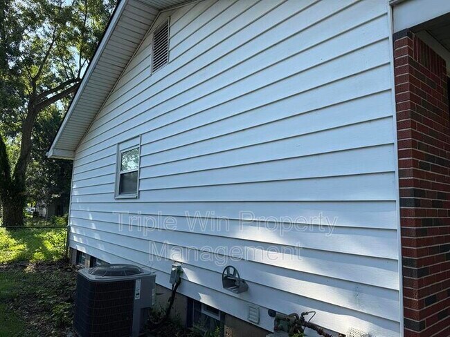 Building Photo - 11306 Parkmont Dr