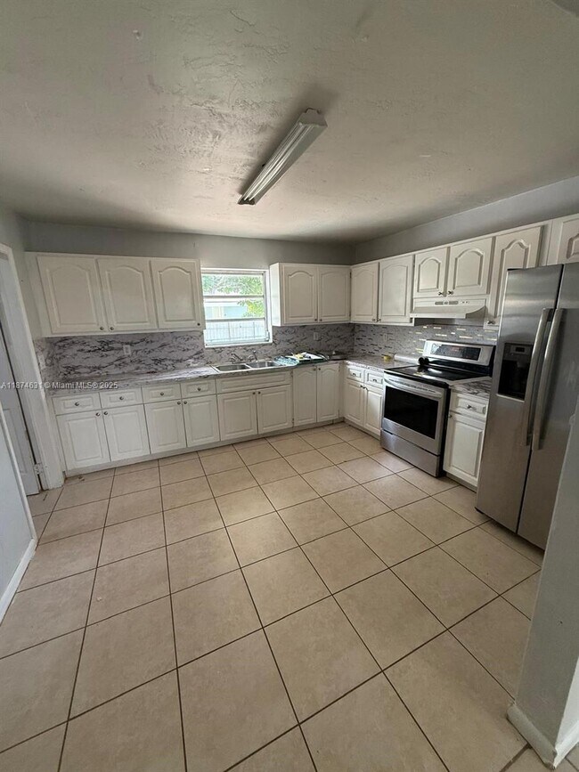 Building Photo - 1710 SW 97th Terrace