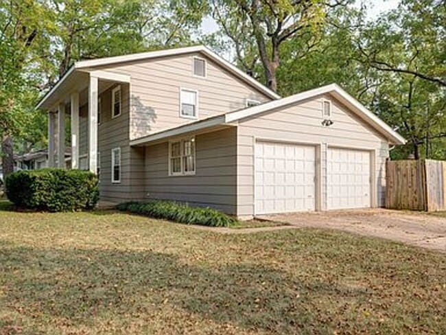 Building Photo - Luxury, Location, and Convenience.
