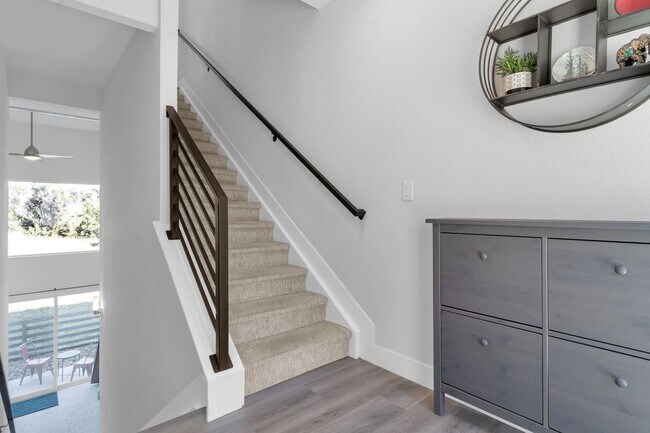 Building Photo - Stunning 3-bedroom, 4-bathroom townhouse!