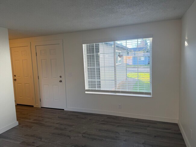 Foto del edificio - Updated 2 bedroom 1.5 bath duplex in Thurston!