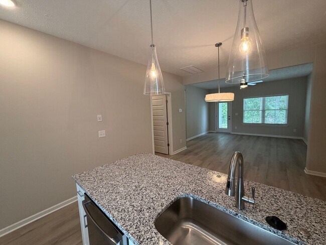 Foto del edificio - Brand New 4 Bed 3 Bath Townhome In Shelbyville