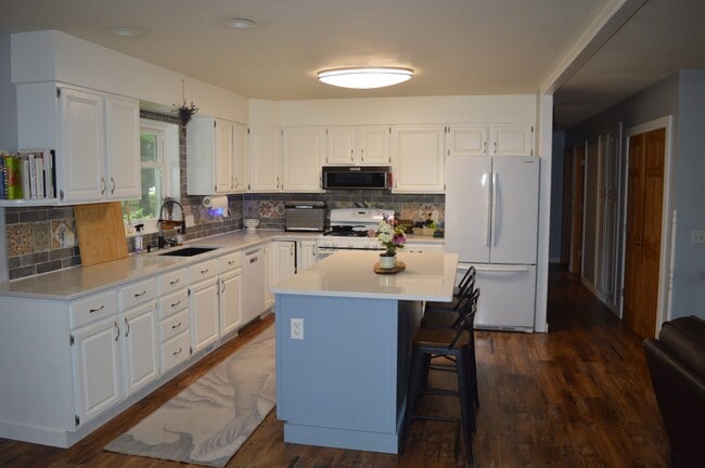 Building Photo - 1676 Silverado Dr
