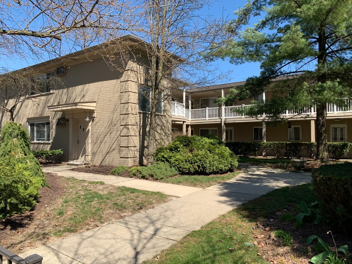 North Entrance - 475 S Adams Rd