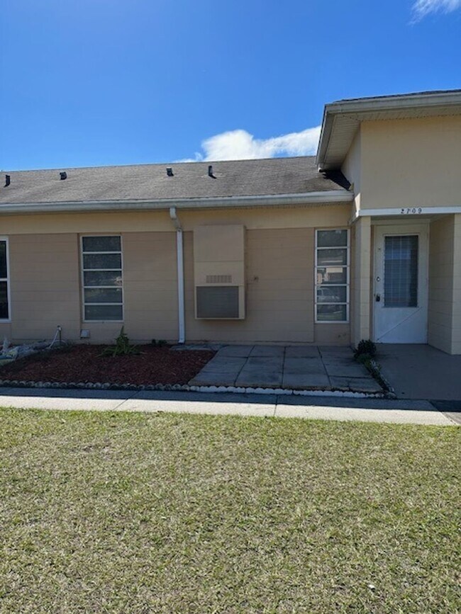 Building Photo - 1 Bedroom 1 Bath Villa in Beautiful Lake W...
