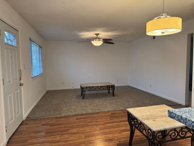 Foto del edificio - Nicely updated Mequon Condo