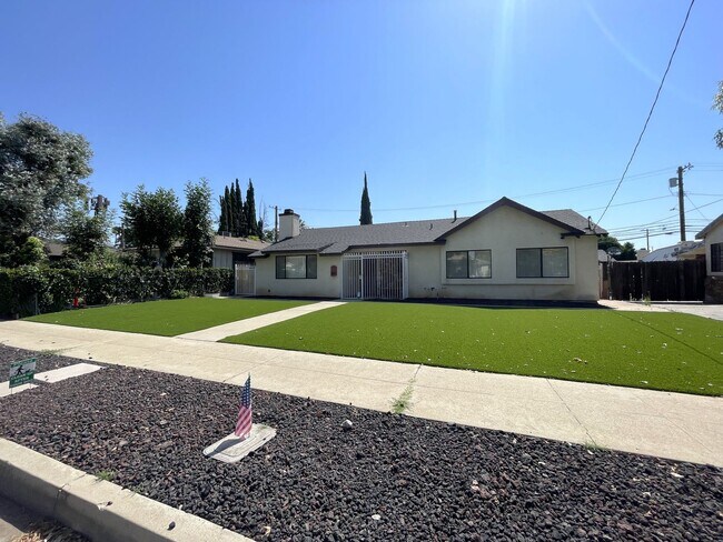 Building Photo - Spacious 4-Bedroom Home in Granada Hills: ...