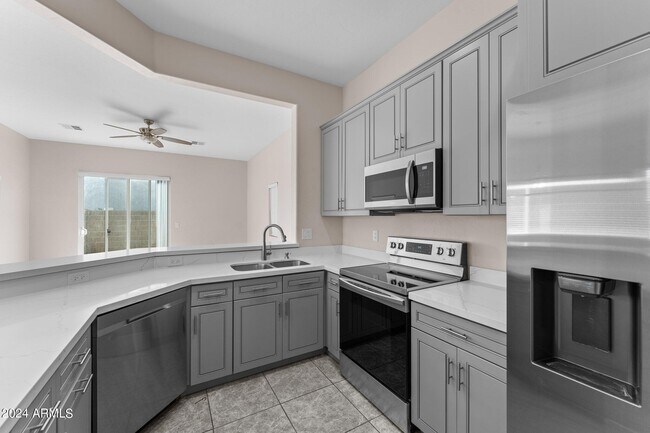 Building Photo - 904 N Poppy St