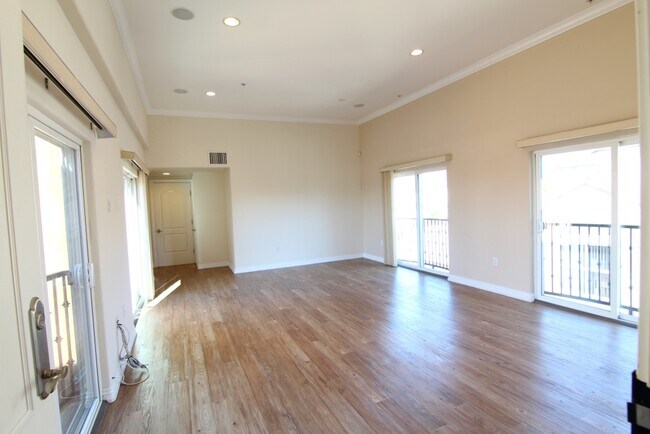 Building Photo - 10384 Almayo Ave