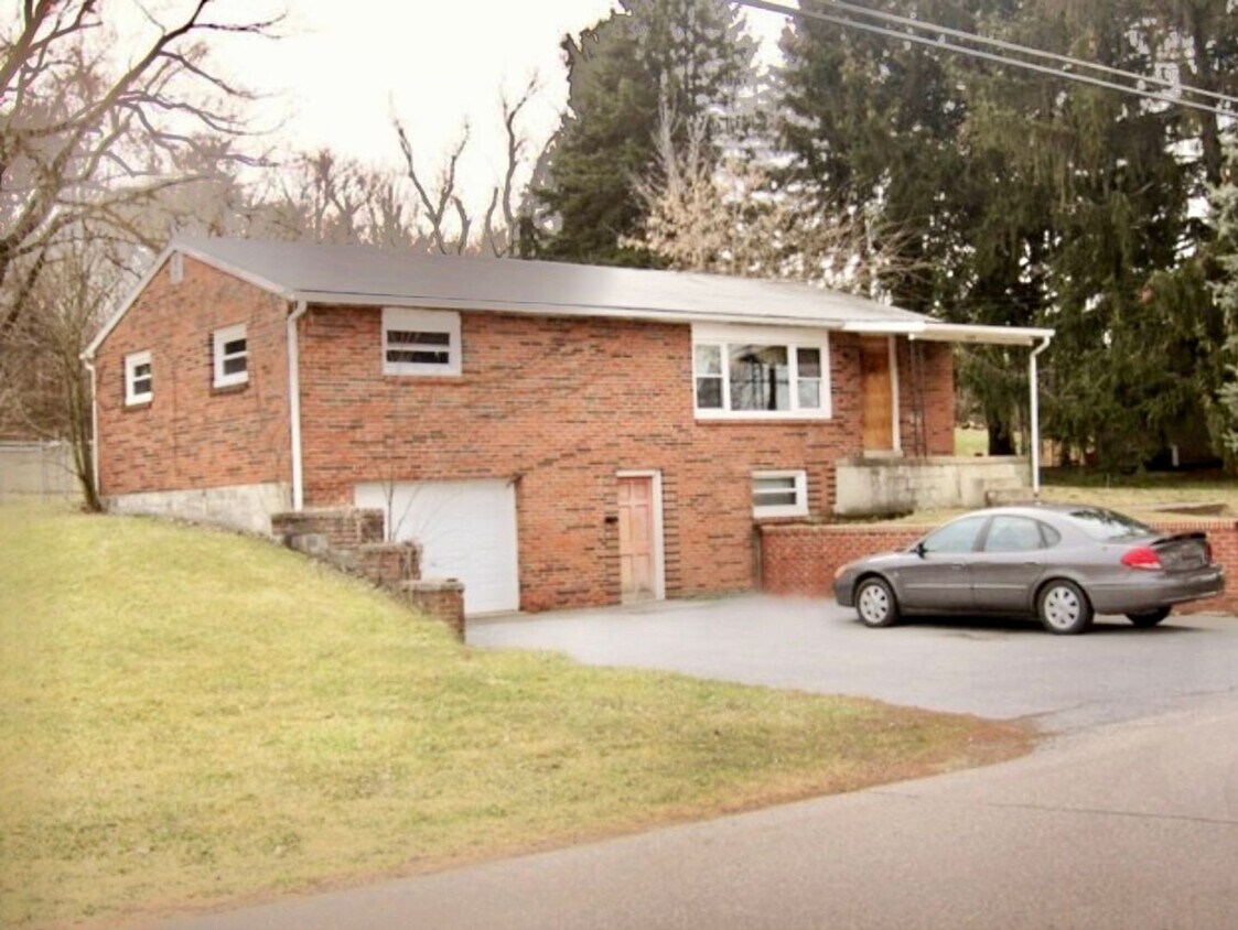 Primary Photo - CLEMENS LANE 127/129