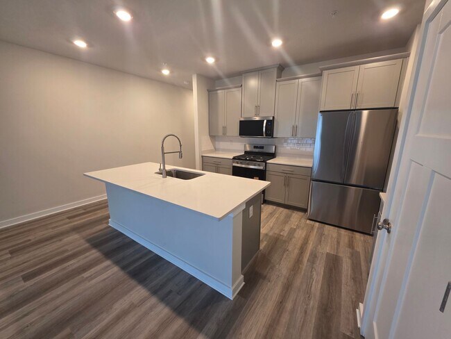 Foto del edificio - Luxury 4-Bedroom Townhome with Finished Walkout Basement & River Views