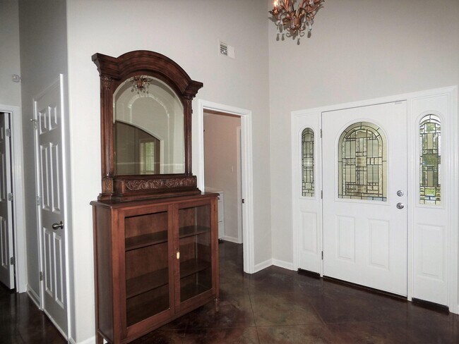 Building Photo - 2385 Sinai Dr