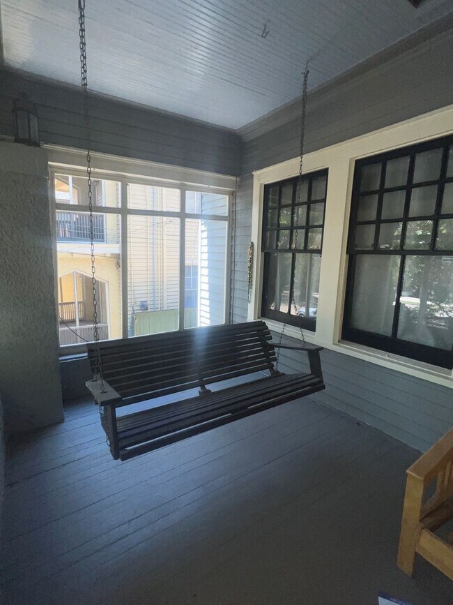 Foto del edificio - 6 BR Home on Broadway with Pool, Available for Next School Year!