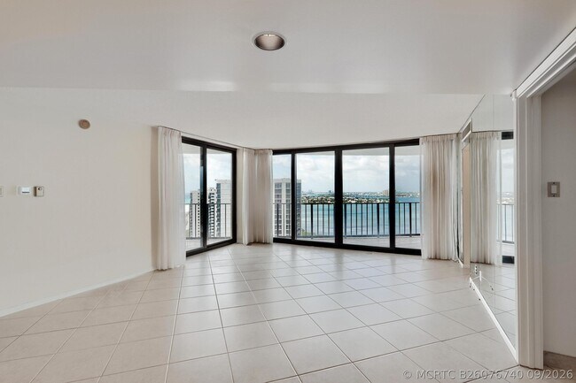 Building Photo - 5420 N Ocean Dr